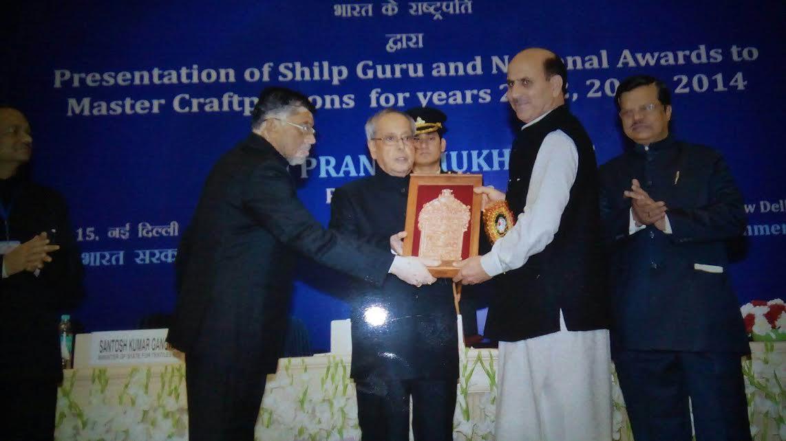 Altaf Bukhari congratulates Maqbool for National Award